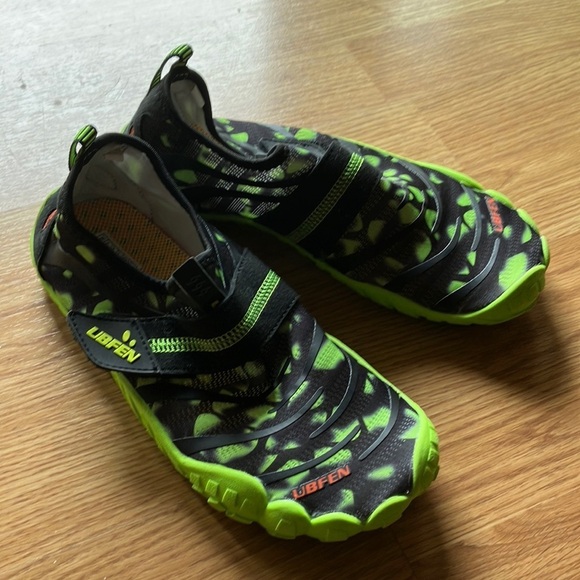 UBFEN toddler water shoes..aqua socks..size EUR35 (US 4 1/2) lightweight Velcro - Picture 1 of 6